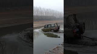 UAZ classic SUV crosses water extremely cool [upl. by Tertius524]