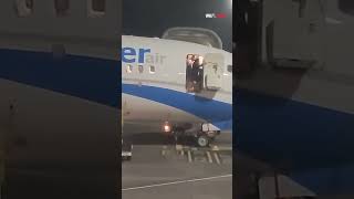 Stewardess asks for help closing airplanes door rrair cabincrew [upl. by Eglanteen901]