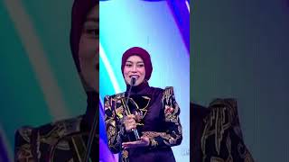 LESTI BERKAT RIDHO SUAMI MENANG SOCIAL MEDIA ARTIST OF THE YEAR IndonesiaMusicAwards2024 [upl. by Crist]