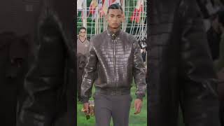 Défilé LOUIS VUITTON Homme PrintempsÉté 2025  Paris Fashion Week [upl. by Arezzini]