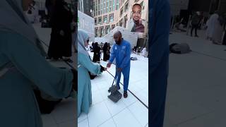 یہ لڑکی دوران عمرہ صدقہ کر رہی ہے  Islamic short hajj shots viral [upl. by Ahsaet]