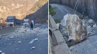 Frana in Valsugana il video del masso che occupa unintera carreggiata [upl. by Voorhis32]