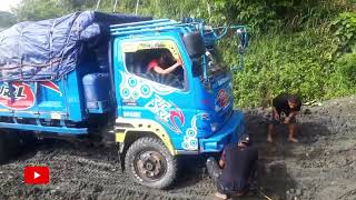 TRUK HDX 4X4 Menerobos Kumbangan Lumpur Yang Sangat Extreme [upl. by Veriee372]