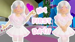 MY FIRST DAY AT ROYALE HIGH  Royale high Roblox Roleplay  royalehigh  S1 Ep1 [upl. by Aivatan]