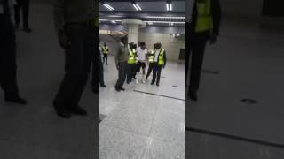 Monsta Triste figura do músico de rap angolano Em pleno Aeroporto de Maputo Moçambique [upl. by Ylrehs]