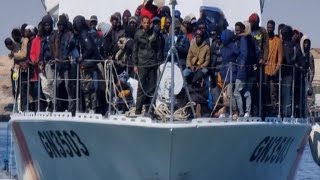 Tunisie  Sfax plaque tournante des départs de bateaux de migrants vers lItalie • FRANCE 24 [upl. by Desi]