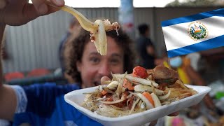 ¡Probando la comida callejera más famosa de El Salvador 🌮🍤🌽 [upl. by Einwat]