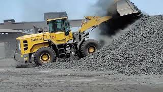 SDLG wheel loader heaping coking coal [upl. by Glanti]