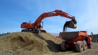 DOOSAN DX300LC3 al carico di un dumper [upl. by Miuqaoj]