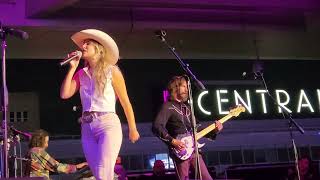 Lainey Wilson performing her title track Whirlwind live on the rooftop of the Grammy Museum [upl. by Einohpets]