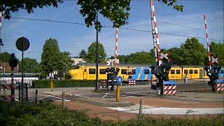 Spoorwegovergang GeleenLutterade  Dutch railroad crossing [upl. by Dhruv]