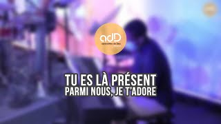 Tu es là présent parmi nous je t’adore  Chant avec paroles [upl. by Adlitam]