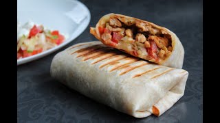 Tortilla zawijana wrap z kurczakiem warzywami i tzatziki [upl. by Oettam]