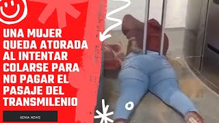 Una mujer queda atorada al intentar colarse para no pagar el pasaje del Transmilenio [upl. by Steel]