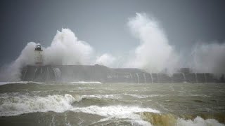 Tempestade Eunice atravessa a Europa Alerta vermelho no Reino Unido [upl. by Cotter]