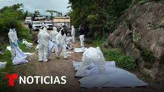 Hallan 19 cuerpos de hombres abandonados en un camión de carga en Chiapas  Noticias Telemundo [upl. by Emirac378]