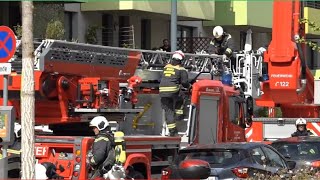 Dachbrand in FavoritenBerufsfeuerwehr Wien im Einsatz [upl. by Aeniah591]