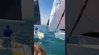 regate securite de navigation ce bateau qui mainoeuvre devant tout le monde règles de course [upl. by Barney]