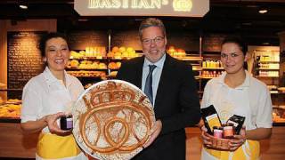 Bastians Heiner Kamps eröffnet Bäckerei im Designer Outlet Salzburg [upl. by Moishe]