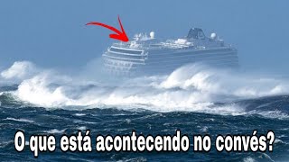 Navio De Cruzeiro Com Passageiros Numa Tempestade De Escala 12 [upl. by Hughett]