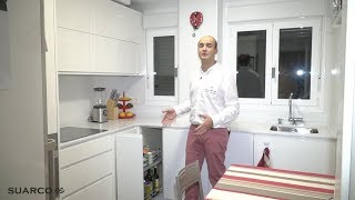 Cocina pequeña moderna blanca  FORMAS RARAS sin tiradores y encimera de silestone [upl. by Odnomar]