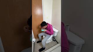 ENCERRADO EN EL BAÑO POR DÍAS😰 short [upl. by Theone80]