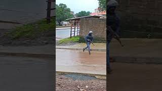 🚨🇬🇳 CONAKRY  un gendarme avec une arme sur le terrain de manif✅ [upl. by Keary]