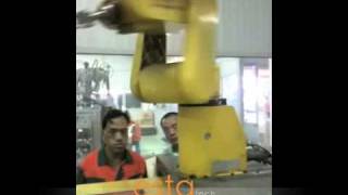 Fanuc a15B Injection Molding Machine with Fanuc LR Mate 100i Robot [upl. by Ahsined]