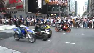 Lo Mejor Del Desfile de Motos De Alto Cilindraje En Times Square  Motos Deportivas Lujosas [upl. by Myrtie]