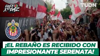 ¡SERENATA La afición de chivas recibe al equipo con impresionantes cánticos l TUDN [upl. by Anafetse]