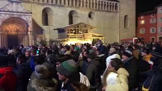 Folla in piazza Duomo per Capodanno 2018  Trento [upl. by Favata443]