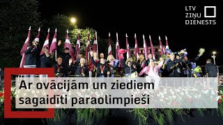 Ar ovācijām un ziediem sagaidīti paraolimpieši [upl. by Hterrag]