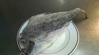 Comment dessaler le poisson salémorue pour les nulshow to desalt salted fish [upl. by Goldner]