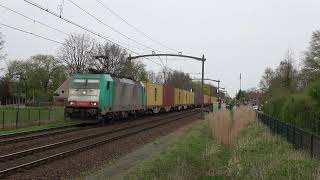 Medway 186 212 komt met een containertrein langs Helmond [upl. by Enirehtacyram]