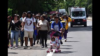 Una caravana migrante parte de Tapachula [upl. by Leban142]