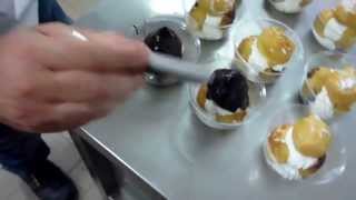 Catering e Buffet Dolci Feste  Coppette Profitterol Cioccolato e Panna Montata [upl. by Jordain]