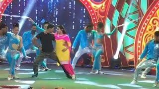 पहा अज्या शीतलीचा Romantic Dance PerformanceZee Marathi Award 2017 [upl. by Grethel289]