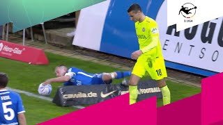 Grätsche mal anders Spieler fällt über Bande  3 Liga  MAGENTA SPORT [upl. by Droflim651]