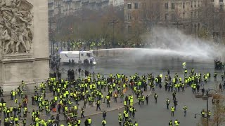 ChampsÉlysées affrontements entre policiers et quotgilets jaunesquot [upl. by Tierza]