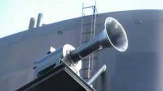 Cunards Queen Mary 2 QM2 Sounding Horns in Southampton [upl. by Renell]