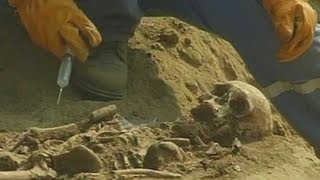 Ancient tombs with 1000yearold skeletons found in Peru [upl. by Ohploda]