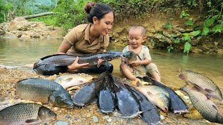 60DAYS meet a giant school of fish  catch fish and trap fish to sell  cook with your son [upl. by Etteroma]