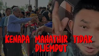 RAKYAT MENUNGGU KEHADIRAN MAHATHIR DI DATARAN UNTUK SAMBUTAN KEMERDEKAAN [upl. by Ataga]