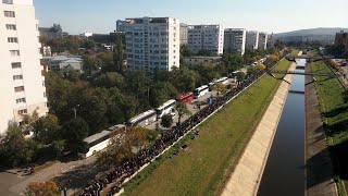 Imagini din dronă în zbor peste rândul de închinători ai Sfinților Parascheva și Pantelimon [upl. by Eltsirk]