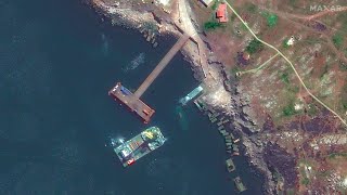 Satellitenbilder zeigen beschossenes Versorgungsschiff der russischen Armee [upl. by Kress]