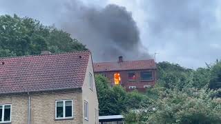 Flammer vælter ud af hus [upl. by Derej]