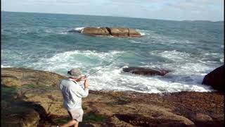 PESCARIA em BOMBINHAS  QUATRO ILHAS  SANTA CATARINA  BRASIL [upl. by Halie826]