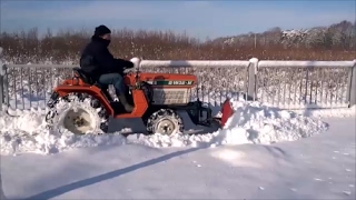 Traktor Kubota 1502 z pługiem do odśnieżania Mokry ciężki śnieg wwwakantogrodypl [upl. by Zacarias637]