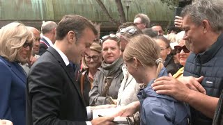 Le Touquet Emmanuel Macron salue des habitants après avoir voté  AFP Images [upl. by Ohnuj]