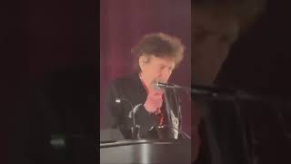 Bob Dylan sul palco con una chiave inglese suona e canta quotDesolation Rowquot [upl. by Akim]